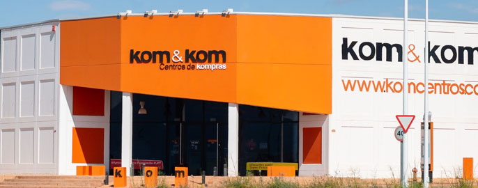 Fachada tienda de electrodomésticos Kom&Kom. Yecla